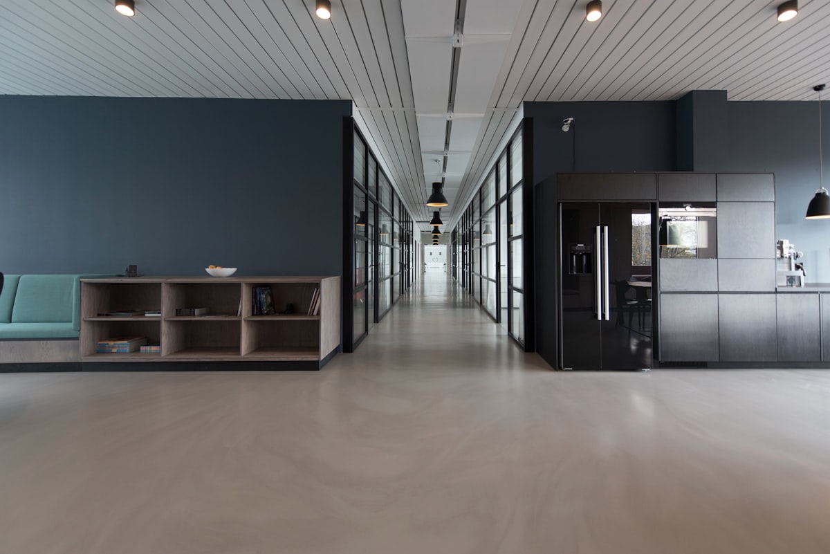 Modernes, aufgeräumtes Studio mit klaren Linien